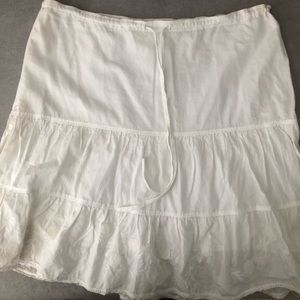 Mini white cotton skirt.